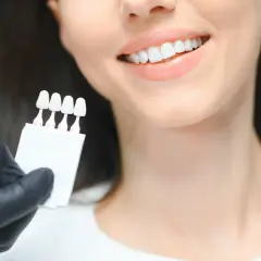 Ile kosztuje wybielenie zębów u dentysty? Sprawdź ceny i metody