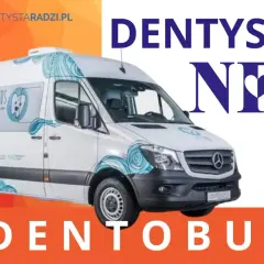 Dentobus NFZ - mobilna stomatologia dla dzieci. Biały van z grafikami i napisem DENTOBUS.
