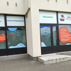 Witryna centrum terapeutycznego "Mały Rycerz" w Warszawie z napisami: "Psycholog", "Psychoterapeuta", "Integracja sensoryczna".