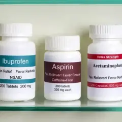 Trzy butelki leków: Ibuprofen, Aspiryna i Acetaminofen. Idealne tabletki na ból zęba, gdy dopadnie Cię nagły dyskomfort.