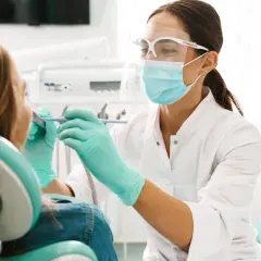 Czym się różni dentysta od stomatologa? Odkryj ważne różnice