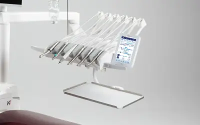 Nowoczesny, wieloczynnościowy aparat dentystyczny z dotykowym ekranem i zestawem narzędzi gotowych do pracy.