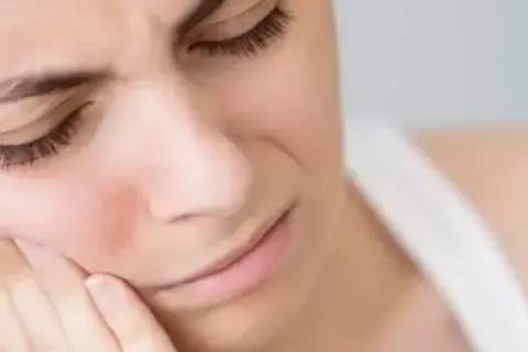 Ile trwa gorączka po wyrwaniu zęba i kiedy należy się martwić?