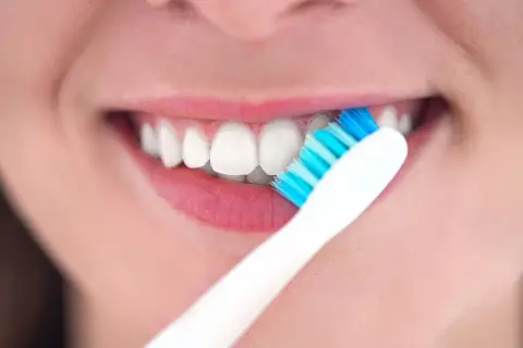 Szczoteczka ultradźwiękowa czy soniczna – która lepiej dba o zęby?
