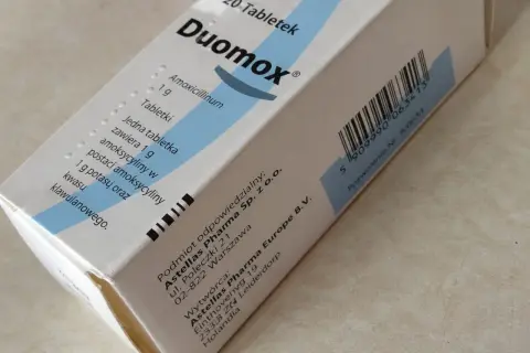 Opakowanie leku Duomox. Informacje o tym, po jakim czasie działa antybiotyk Duomox na zęba, są w ulotce.