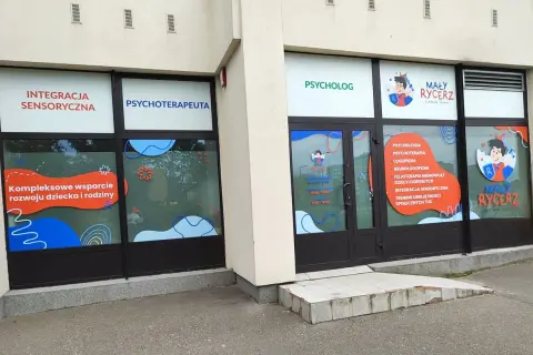 Witryna centrum terapeutycznego "Mały Rycerz" w Warszawie z napisami: "Psycholog", "Psychoterapeuta", "Integracja sensoryczna".