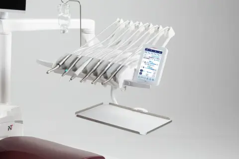 Nowoczesny, wieloczynnościowy aparat dentystyczny z dotykowym ekranem i zestawem narzędzi gotowych do pracy.