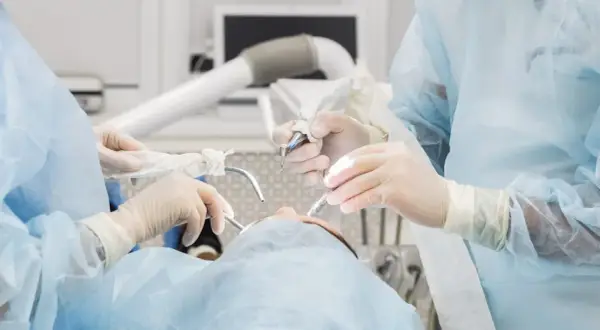 Ile kosztuje przeszczep dziąsła? Sprawdź ceny w klinikach w Polsce