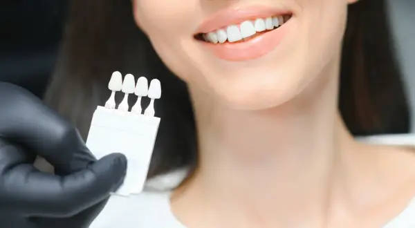 Ile kosztuje wybielenie zębów u dentysty? Sprawdź ceny i metody