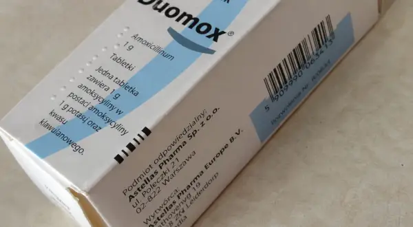 Opakowanie leku Duomox. Informacje o tym, po jakim czasie działa antybiotyk Duomox na zęba, są w ulotce.