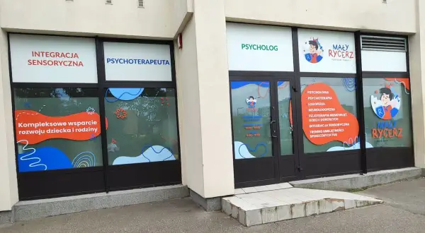 Witryna centrum terapeutycznego "Mały Rycerz" w Warszawie z napisami: "Psycholog", "Psychoterapeuta", "Integracja sensoryczna".