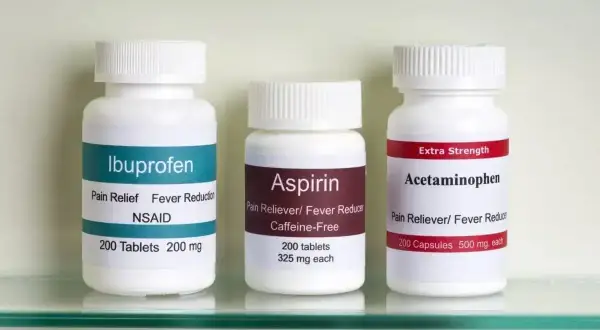 Trzy butelki leków: Ibuprofen, Aspiryna i Acetaminofen. Idealne tabletki na ból zęba, gdy dopadnie Cię nagły dyskomfort.