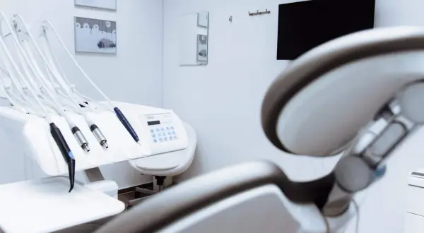 Co ile chodzić do dentysty, aby uniknąć problemów z zębami?