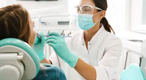 Czym się różni dentysta od stomatologa? Odkryj ważne różnice