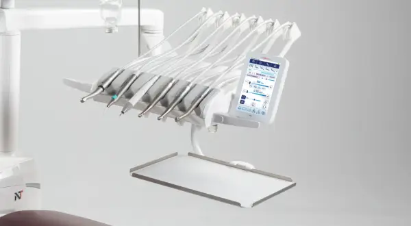 Nowoczesny, wieloczynnościowy aparat dentystyczny z dotykowym ekranem i zestawem narzędzi gotowych do pracy.
