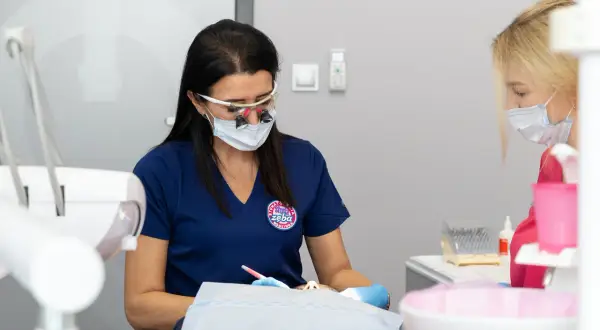 Ile schodzi znieczulenie od dentysty? Poznaj czas trwania i objawy