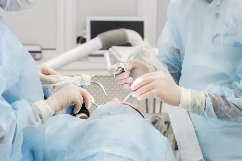 Ile kosztuje przeszczep dziąsła? Sprawdź ceny w klinikach w Polsce