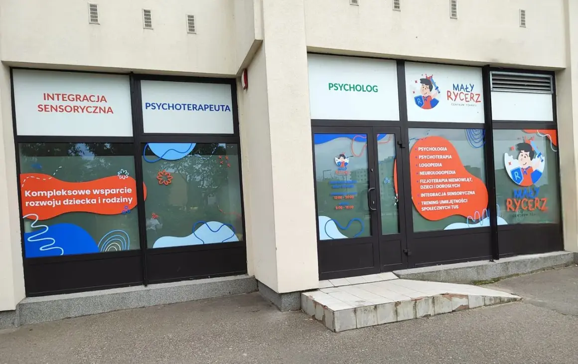 Witryna centrum terapeutycznego "Mały Rycerz" w Warszawie z napisami: "Psycholog", "Psychoterapeuta", "Integracja sensoryczna".