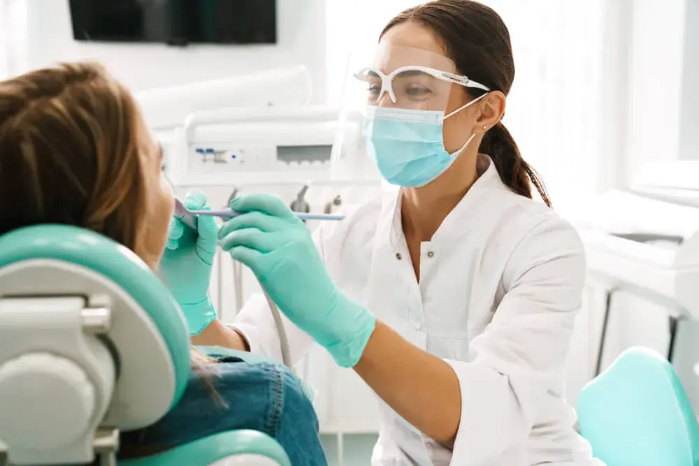 Czym się różni dentysta od stomatologa? Odkryj ważne różnice