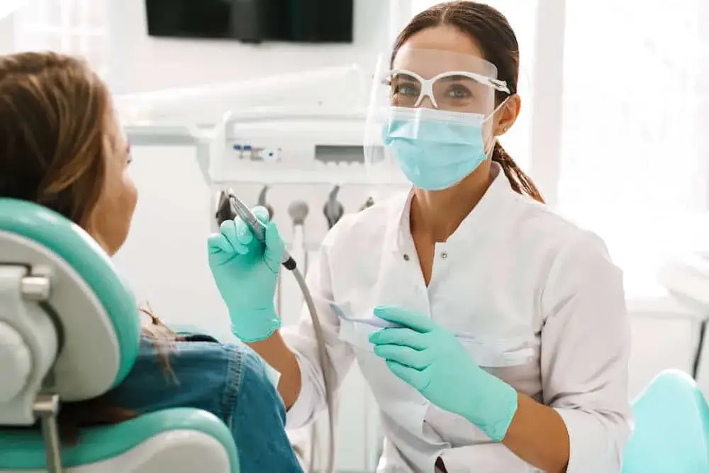 Zdjęcie Co robi dentysta gdy boli ząb? Poznaj kroki i możliwe leczenie