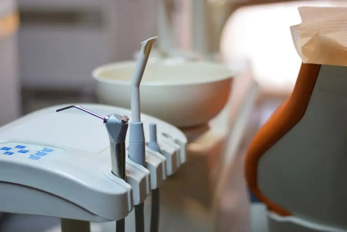 Zdjęcie Ile schodzi znieczulenie od dentysty? Poznaj czas trwania i objawy
