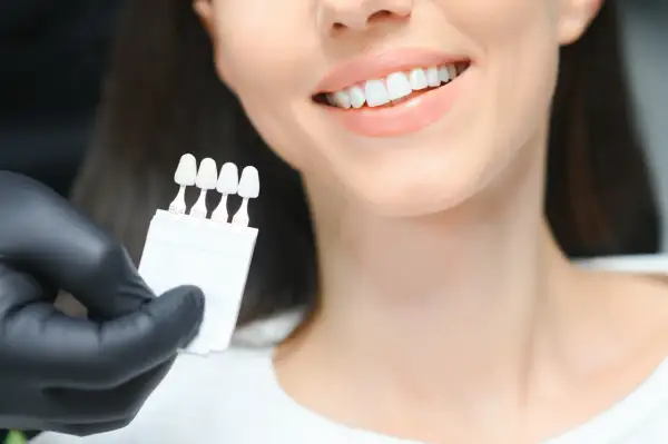 Ile kosztuje wybielenie zębów u dentysty? Sprawdź ceny i metody