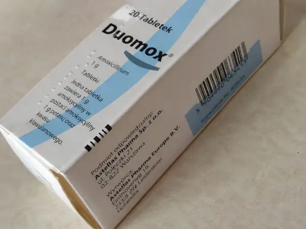 Opakowanie leku Duomox. Informacje o tym, po jakim czasie działa antybiotyk Duomox na zęba, są w ulotce.