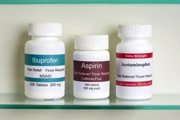 Trzy butelki leków: Ibuprofen, Aspiryna i Acetaminofen. Idealne tabletki na ból zęba, gdy dopadnie Cię nagły dyskomfort.