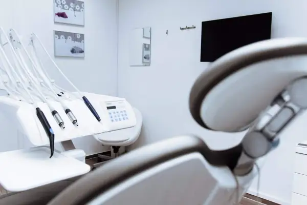 Co ile chodzić do dentysty, aby uniknąć problemów z zębami?